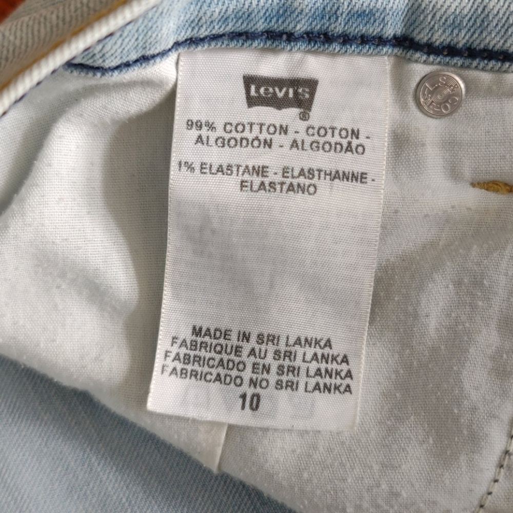 Levi's Ladie's Denim Shorts - Picture 6 of 7